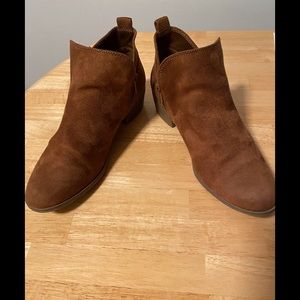 Women’s SO Ankle Boots, size 9, chestnut brown